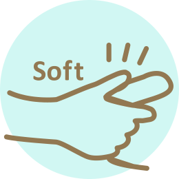 優しく握る（みかんがつぶれない程度を意識）